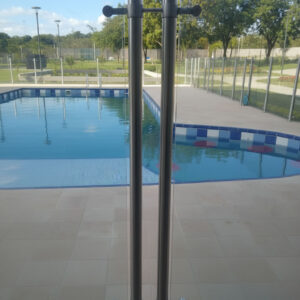 Encerramiento en vidrio y acero inoxidable para piscina