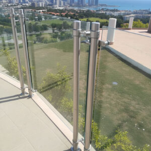 Parales y distanciadores acero inoxidable con paredes de vidrio